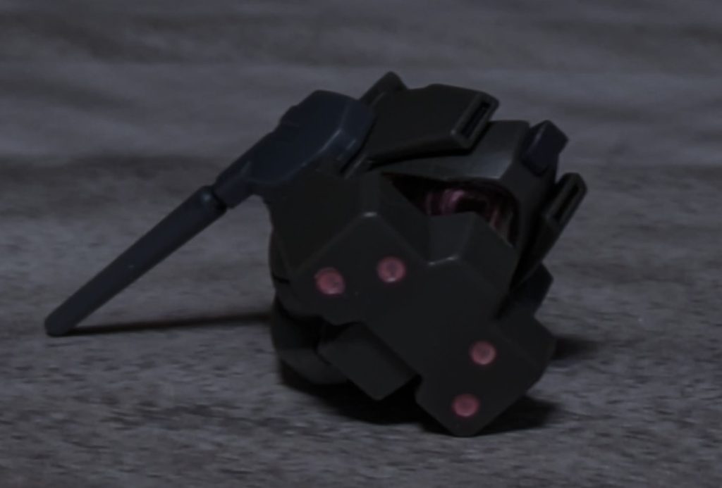 転がってきたのはジェガンの首。そして、ガンダムEXのパイロット[去らなければ命の保証はしない]ガンダムEXのパイロットが初めて見せた意思表示。しかし、マチュもシュウジもここで引く気は毛頭ない。