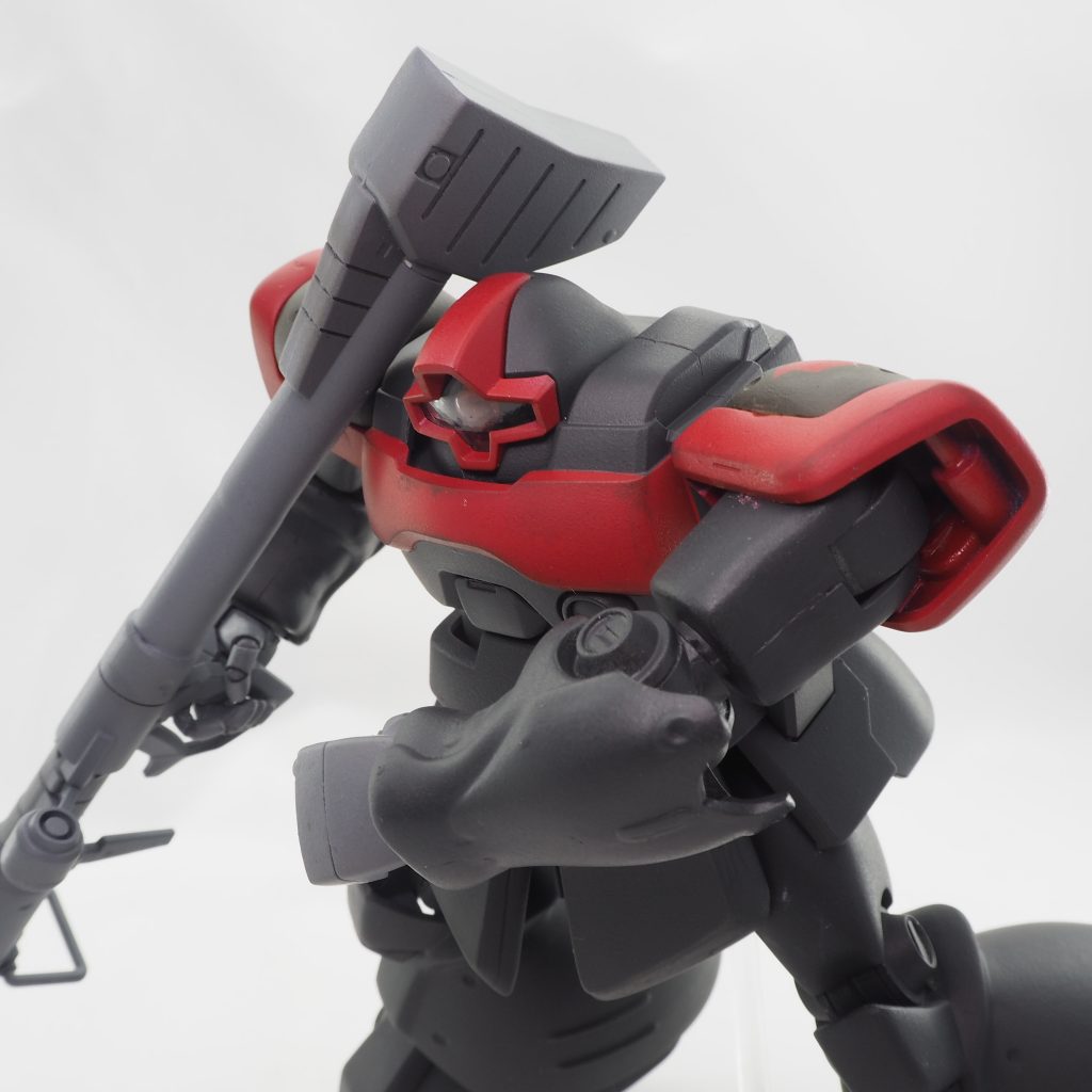 ヒートサーベルは装備なし！ゲームでも漢のショルダータックルをかましてきました😅漫画版では個々にカスタムされ、ヒートサーベルとマゼラトップ砲なんかも装備してました。