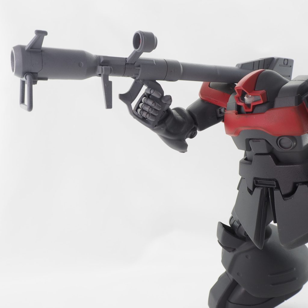 ジャイアントバズは肩に担げるよう砲身長を調節