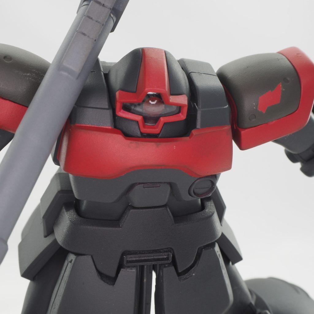 モノアイは悩んだ結果、ゲームでは真っ黒なのであえて光を拾わないよう、定番のラピーテープを使わず。肩のエンブレムは資料がないのでそれっぽく。