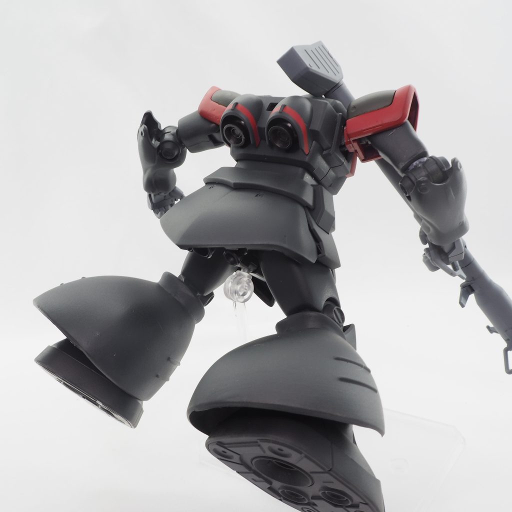 ブラックカラーに挿し色のレッド、肩のオリーブドラブ妙なカラーリングですが、本編映像から判別できる限り忠実に塗り分けました。