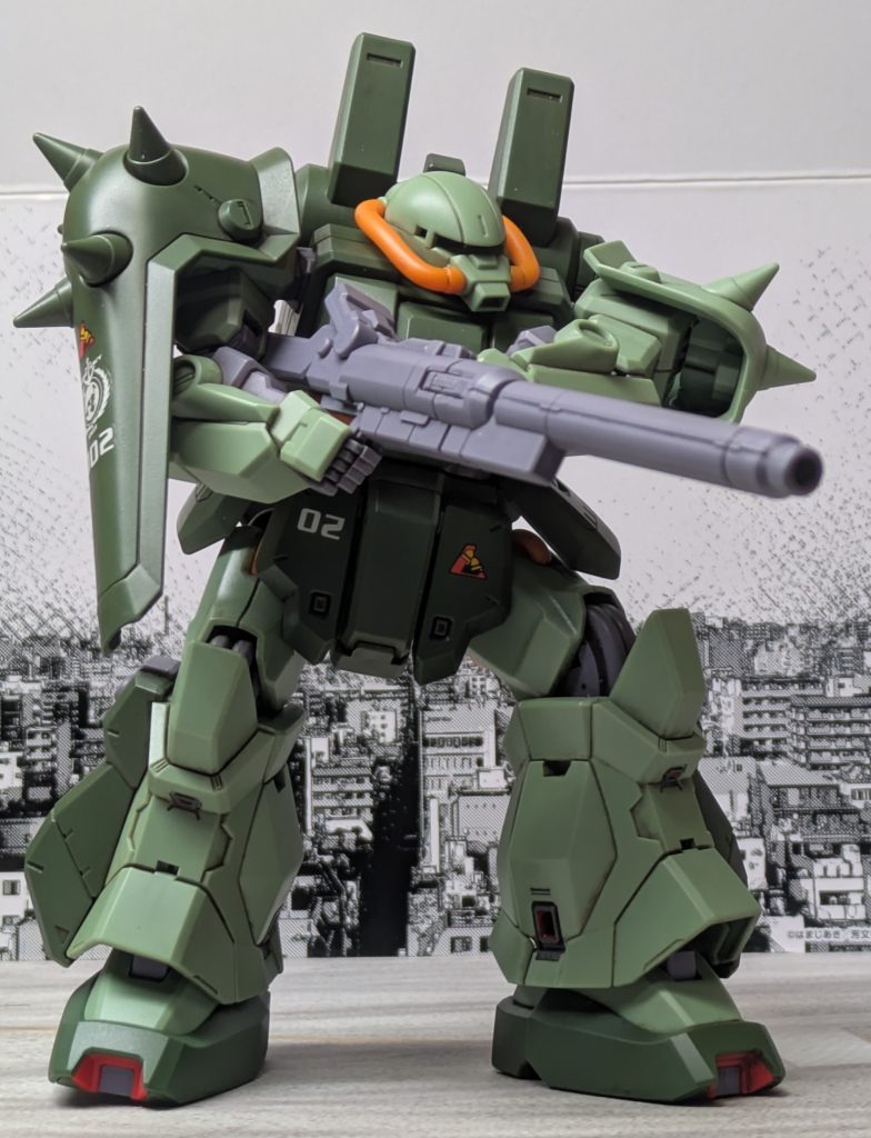 改修に際してティターンズはビーム兵器の使用制限問題の解決、装甲および各種センサーの強化をアナハイムに要求。これに対してアナハイムは自社製ジェネレータ使用による出力向上によりビーム兵器問題を解決。装甲も一部ガンダリウム合金を使用する事で強化。センサーも高精度モノアイに換装し狙撃任務にも対応可能な機体へと改修した。さらに追加兵装として遠距離狙撃用ビームランチャーも使用可能とし、この性能に満足したティターンズはこの機体をRMS-106CSハイザックカスタムとして採用した。