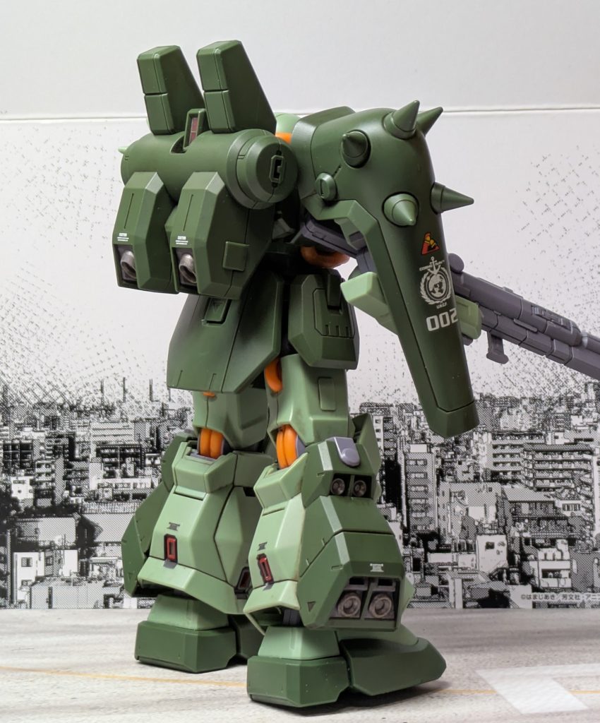 一方でハイザックカスタムはその多くがティターンズに配備されたものの、開発初期の戦闘テストや採用後も続いたデータ取り機体テストのため一部は国連軍技術研究開発本部の実験部隊がいるアメリカ オークリー基地にテスト機として配備されていた。オークリーではコロニーおよび地上運用を想定したテストが行われていたが、主戦場が宇宙だったハイザックカスタム開発時点ではこの運用試験にティターンズは興味は無く、アナハイムと技術研究開発本部による独自テストの面が強かった。この際にテストパイロットとしてオークリー配備の2機に乗っていたのがコウ・ウラキ中尉とチャック・キース少尉だった。