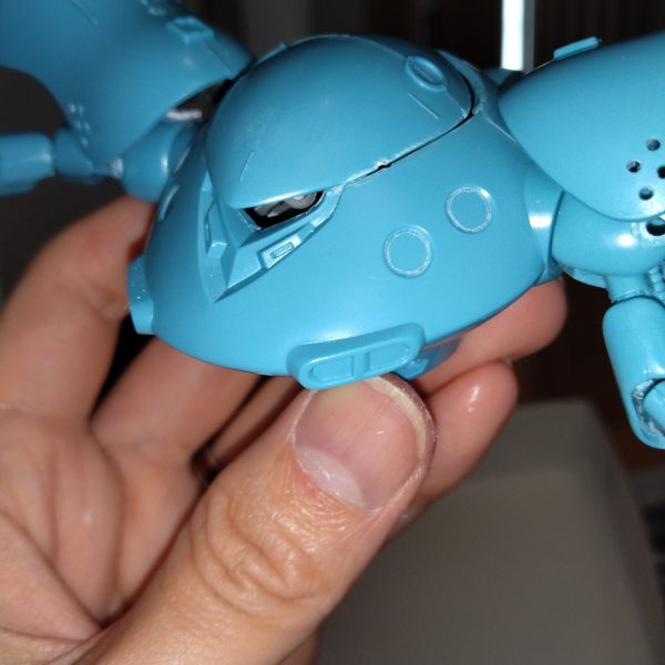 腕の自然なカーブ、いい感じです。なんか肩アーマーの位置を上げたら急にHGUCみたいなプロポーションになりました。モノアイ可動化。肩アーマーも可動化。可動軸が丸見えな節はありますが、グリグリ動かせて楽しいのでヨシとします👍️脚は…………今日はここまでかな……（2枚目）