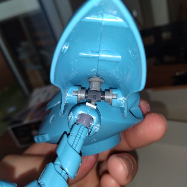 腕の自然なカーブ、いい感じです。なんか肩アーマーの位置を上げたら急にHGUCみたいなプロポーションになりました。モノアイ可動化。肩アーマーも可動化。可動軸が丸見えな節はありますが、グリグリ動かせて楽しいのでヨシとします👍️脚は…………今日はここまでかな……（3枚目）