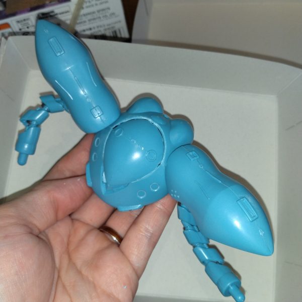 腕の自然なカーブ、いい感じです。なんか肩アーマーの位置を上げたら急にHGUCみたいなプロポーションになりました。モノアイ可動化。肩アーマーも可動化。可動軸が丸見えな節はありますが、グリグリ動かせて楽しいのでヨシとします👍️脚は…………今日はここまでかな……（4枚目）