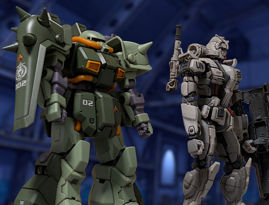 同日ペガサスハンガーにて。ニャアン[コレがマチュとシュウちゃんが戦ったMS?]マチュ[右の方ね。めちゃくちゃ強かった!]シュウジ[宇宙とは違う閉鎖空間とは言え僕とマチュの2機がかりでも攻めきれなかった。あんなのシイコさん以来だった]3人がそう話していると、ウラキ[キミらも相当だったよ]3人の後ろからガンダムEXのパイロットのウラキ、そしてハイザックカスタムのパイロットのキースとドゥーが現れた。ウラキ[あんな連携攻撃は俺は見たことなかった。阿吽の呼吸ってやつかな。俺も攻めきれなかったんだ]キース[でも、まだまだ粗があるから