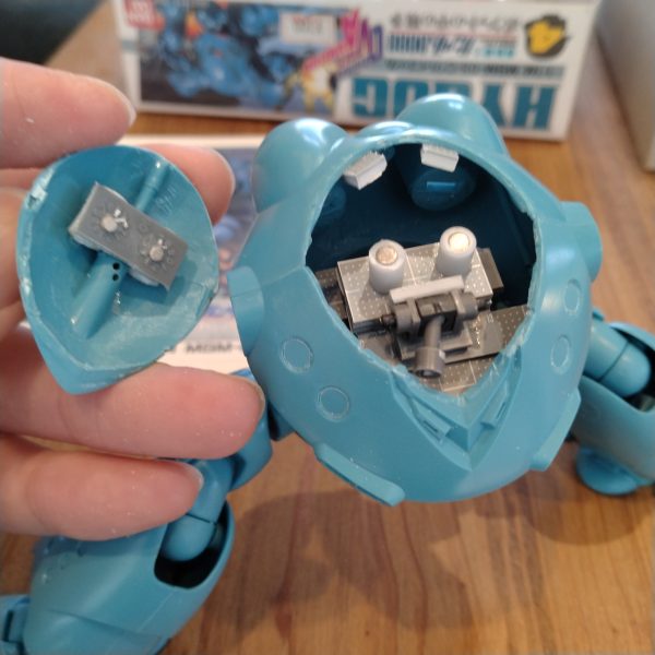 みんな大好き箱絵ポーズもいけそうです。肩のつけ根以外の関節は全て置き換えたのでグリグリ動きます。足も踏ん張る角度に曲げられるようになった効果が大きいですね。頭のカバーは磁石接続にしました。軸接続よりも気軽にパカパカできちゃいます。（2枚目）