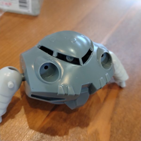 もとの接続軸をガイドに残し、分割面に磁石を設置しました。合わせ目が消せない弊害はありますが、ハイゴッグよりお手軽な加工で済みました。ディテールでも足して誤魔化そうかな。（2枚目）