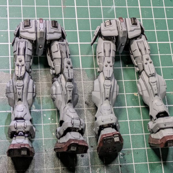 今回、初めて買ってみたアクリルガッシュの暗黒ブラックとブラックホール。殆どの光を吸収し真の黒色を表現できるとの事。スミ入れに使ってみました。装甲の裏とかに塗ると完全な黒い影になるので肉抜き部分とか隠せて良いですね😊✨2枚目左がスミ入れ後、右がスミ入れ前です。（2枚目）