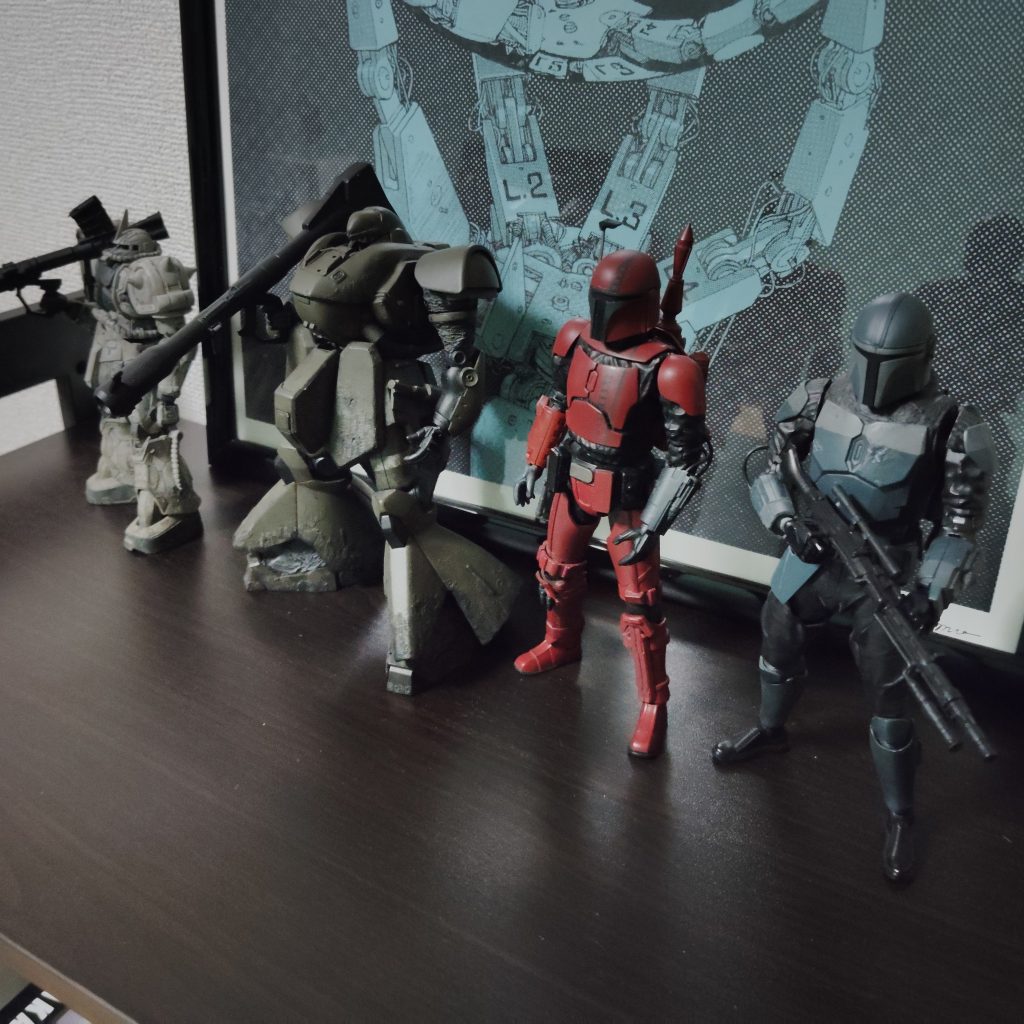 完成品置き場にさっそく飾ってみましたいつか作りたいと思っていたザクだったので作ってて楽しかったです〜ただ完成が半年後になるとは思ってもいませんでしたが笑