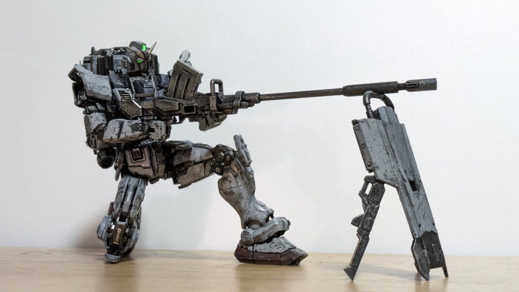 陸戦型ガンダムといえばやっぱり『輝き撃ち』ですよね。でも実際、オープニングシーンを一時停止して見ると、膝もついてないし、シールドも銃座にしてなかった(gundam-kao2)