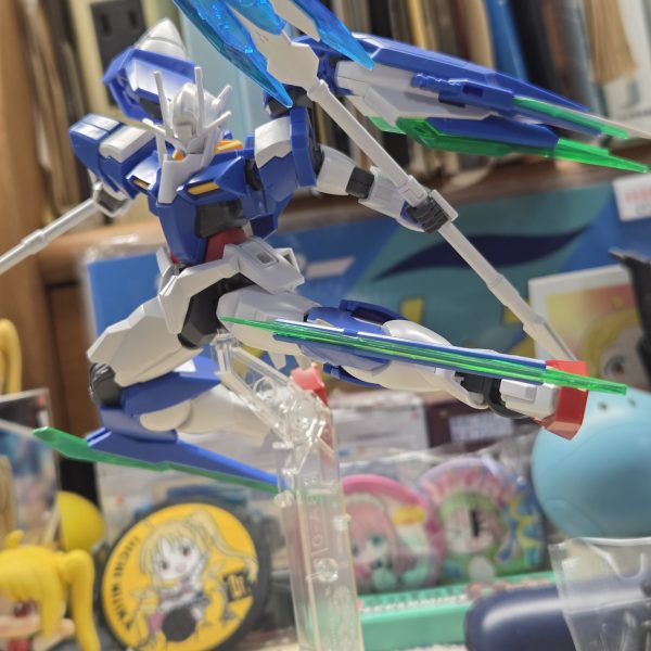 めちゃくちゃ久しぶりの更新です…いじくりましてる00ですが、いろいろといじってきました。武器はトライジェントガンダムのGNパルチザンを一部パーツの向きの変更をして装備追加でGNソードビットを脚に装備させました(仮でマステ固定)（3枚目）