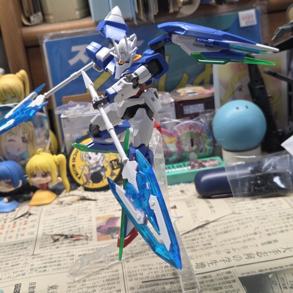 めちゃくちゃ久しぶりの更新です…いじくりましてる00ですが、いろいろといじってきました。武器はトライジェントガンダムのGNパルチザンを一部パーツの向きの変更をして装備追加でGNソードビットを脚に装備させました(仮でマステ固定)（4枚目）
