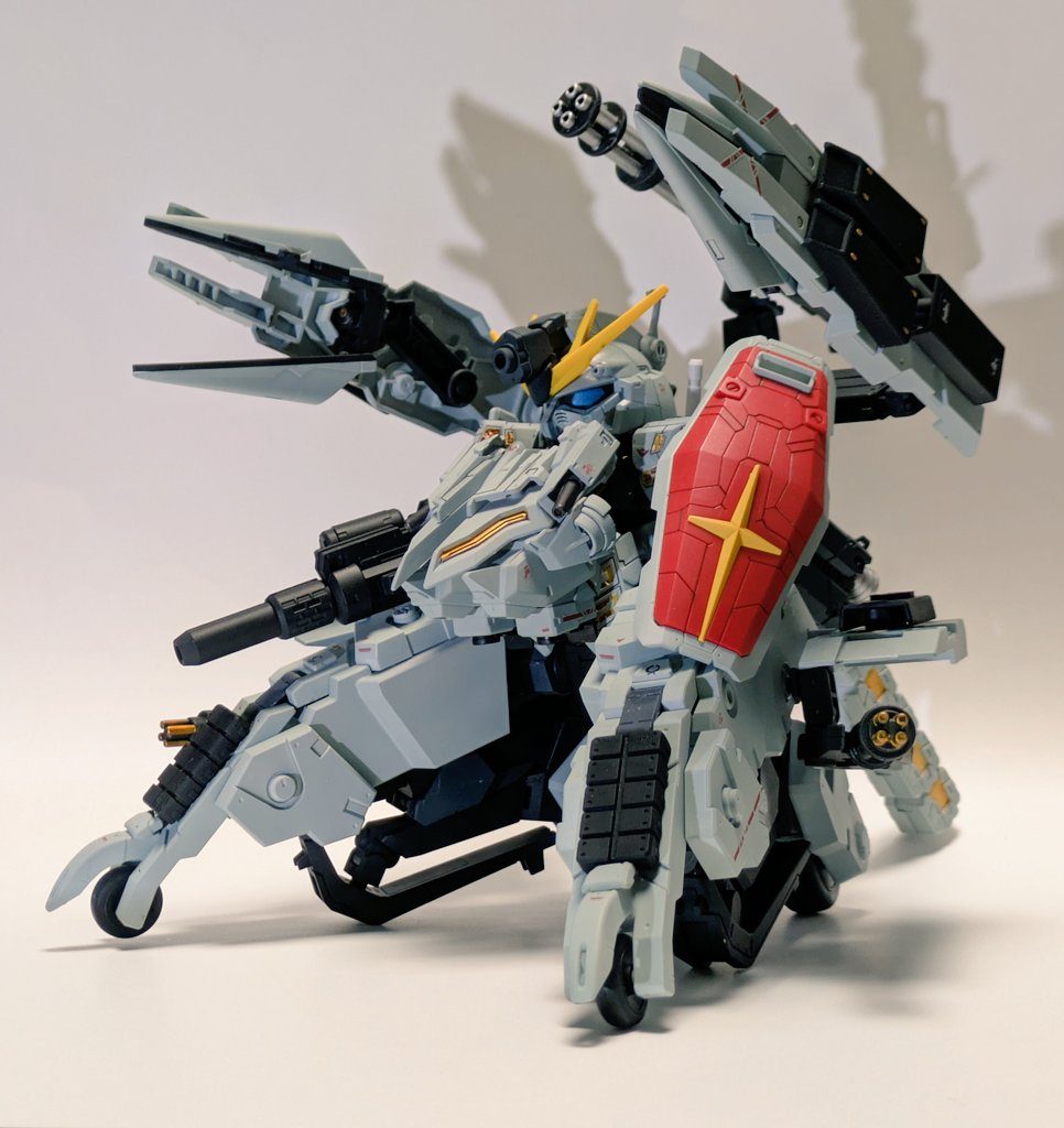 巨大なタイヤが目立つ下部ユニットはどんな悪路も走破するまた車輪部分を格納しホバーユニットとして使う事も可能だが、燃費があまり良くないため多用はされない武装は背面のメガガトリングと脚部左右のサブガトリングガンバックパックから伸びるフレキシブルアームユニットにはフィンファンネルを流用したビームキャノンを装備