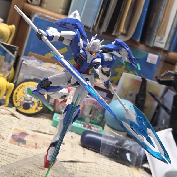 めちゃくちゃ久しぶりの更新です…いじくりましてる00ですが、いろいろといじってきました。武器はトライジェントガンダムのGNパルチザンを一部パーツの向きの変更をして装備追加でGNソードビットを脚に装備させました(仮でマステ固定)（2枚目）