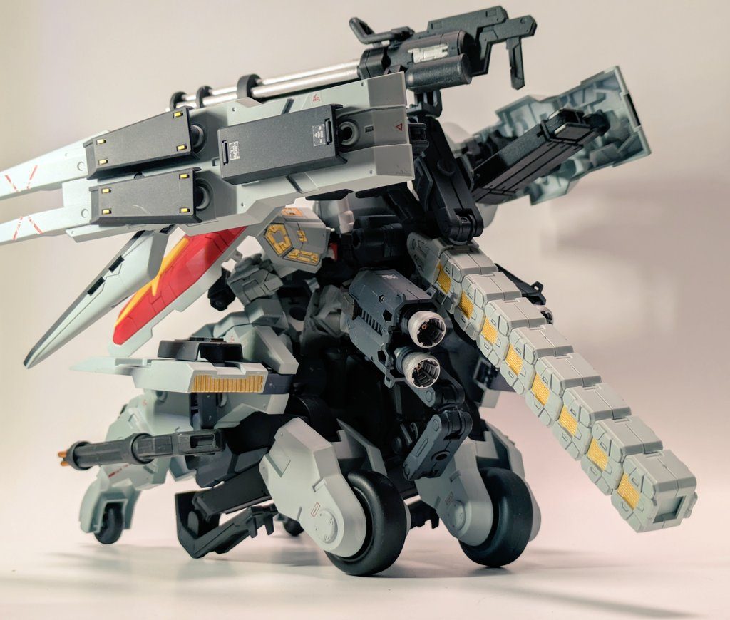 背面部には大型のバッテリーユニットを装備