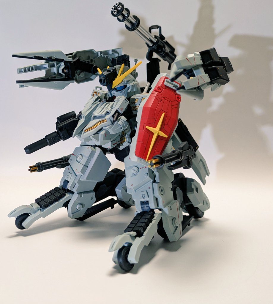 スタンドアップモード下部を変形させる事で巨大なMSの様な姿に敵パイロットに視覚的な恐怖を与える事も···