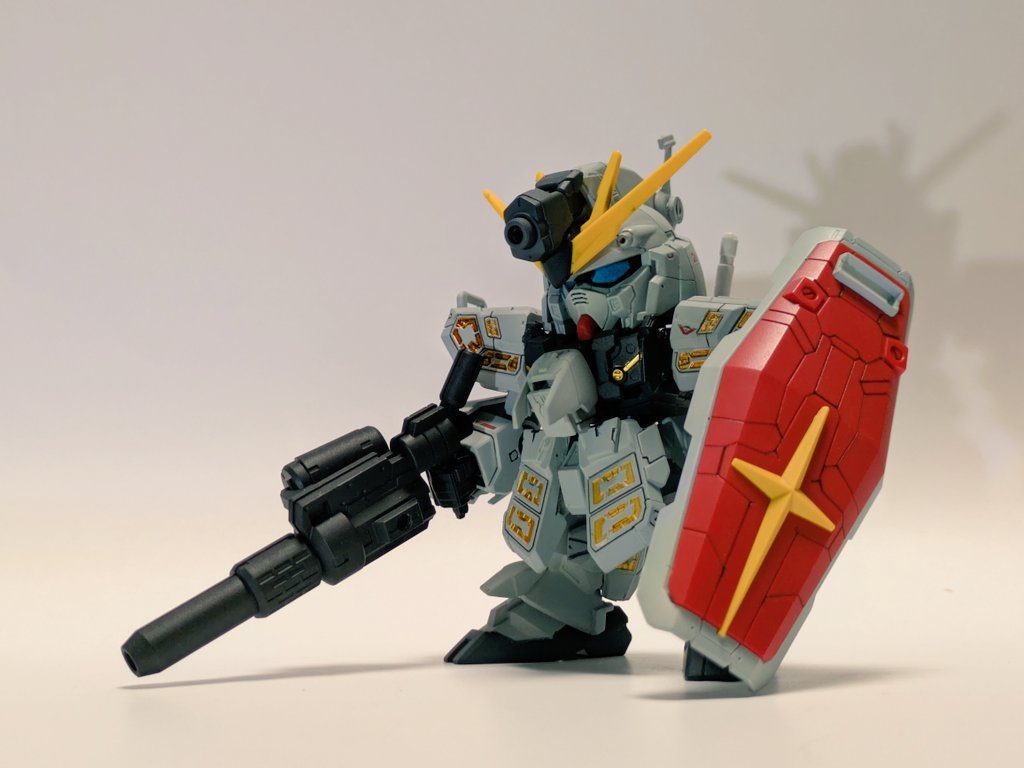 ガンダムアイゼン本体　νガンダムの量産試作モデルに増加装甲を取り付け、改造された物頭部のハイメガキャノン風装備はダミー