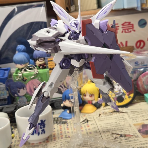 前から作ってたグラスレー社製の対GUND-ARM用MSですが、ベギルベウベースで作ることにプロローグ以降にGUND-ARM排除のために強化されたという設定でいろいろと追加しました。3枚目までがフル装備仕様で、ジャベリンブレイサーやビームブレイサーを装備4枚目以降はノーマル仕様で、ノンキネティックポッドとビームライフルを装備させています。カラーリングはこのままでいいかなと…シールドだけ塗装が必要ですかね（2枚目）