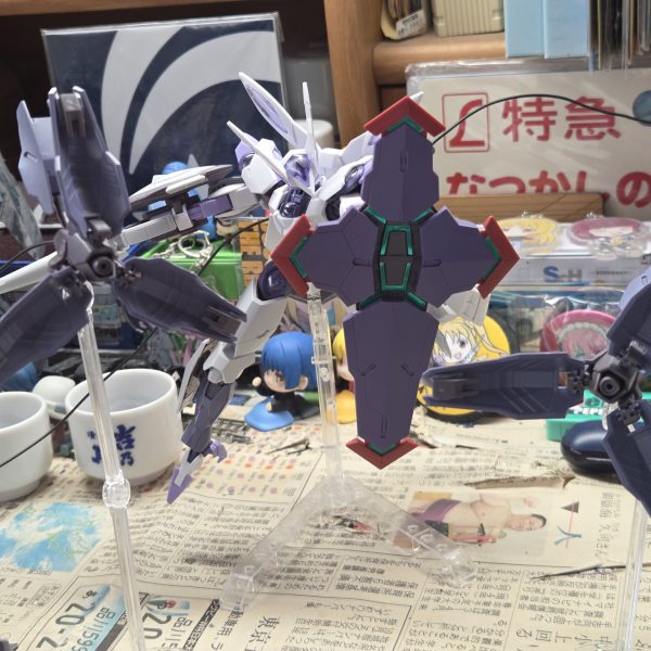 前から作ってたグラスレー社製の対GUND-ARM用MSですが、ベギルベウベースで作ることにプロローグ以降にGUND-ARM排除のために強化されたという設定でいろいろと追加しました。3枚目までがフル装備仕様で、ジャベリンブレイサーやビームブレイサーを装備4枚目以降はノーマル仕様で、ノンキネティックポッドとビームライフルを装備させています。カラーリングはこのままでいいかなと…シールドだけ塗装が必要ですかね（3枚目）