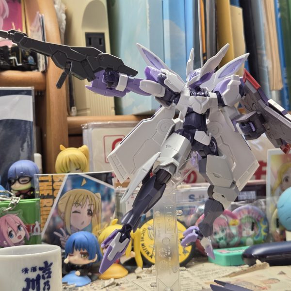 前から作ってたグラスレー社製の対GUND-ARM用MSですが、ベギルベウベースで作ることにプロローグ以降にGUND-ARM排除のために強化されたという設定でいろいろと追加しました。3枚目までがフル装備仕様で、ジャベリンブレイサーやビームブレイサーを装備4枚目以降はノーマル仕様で、ノンキネティックポッドとビームライフルを装備させています。カラーリングはこのままでいいかなと…シールドだけ塗装が必要ですかね（4枚目）