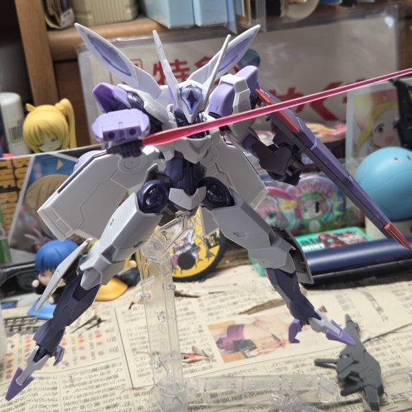 前から作ってたグラスレー社製の対GUND-ARM用MSですが、ベギルベウベースで作ることにプロローグ以降にGUND-ARM排除のために強化されたという設定でいろいろと追加しました。3枚目までがフル装備仕様で、ジャベリンブレイサーやビームブレイサーを装備4枚目以降はノーマル仕様で、ノンキネティックポッドとビームライフルを装備させています。カラーリングはこのままでいいかなと…シールドだけ塗装が必要ですかね（5枚目）