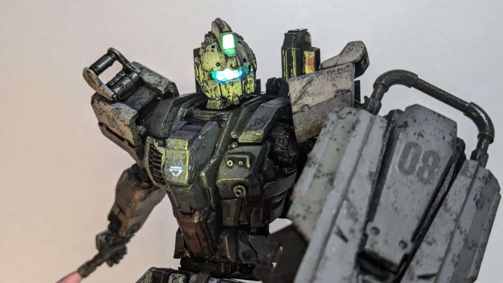 カメラアイがいい感じに光ってくれています✨右肩とシールド、バックパックには「08」のウォーターデカール貼りました👍🏽