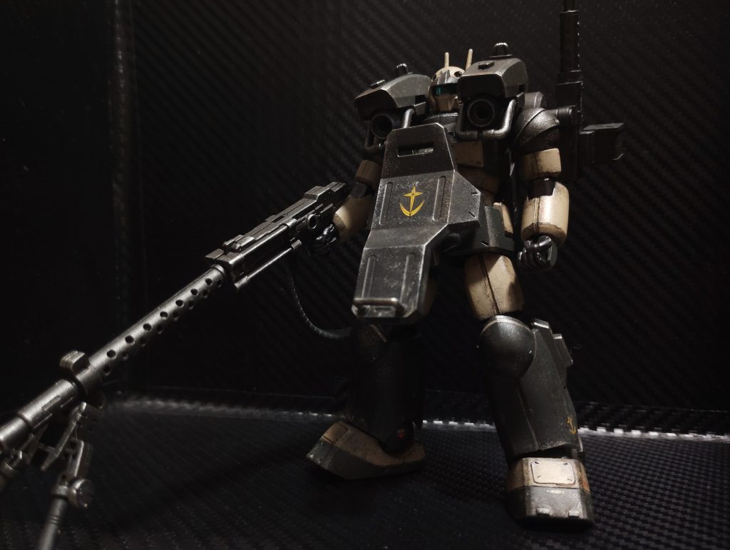 「ジム・ナイトシーカー部隊が敵後方へ侵入、攻撃、撤退を行う間、敵部隊を正面から牽制・制圧し続けることを目標とした機体」という脳内設定を軸に、「ジェネレーター稼働時間延長を目的に実弾兵器のみを装備」「生存性の向上及び長期間の作戦行動を可能とする為に肩部キャノンを除去し、装甲の強化とコクピット内の居住性の改善」「増加した機体重量に対応した緊急離脱用の大型ロケットブースター」など、妄想をこれでもかと盛り込みました！