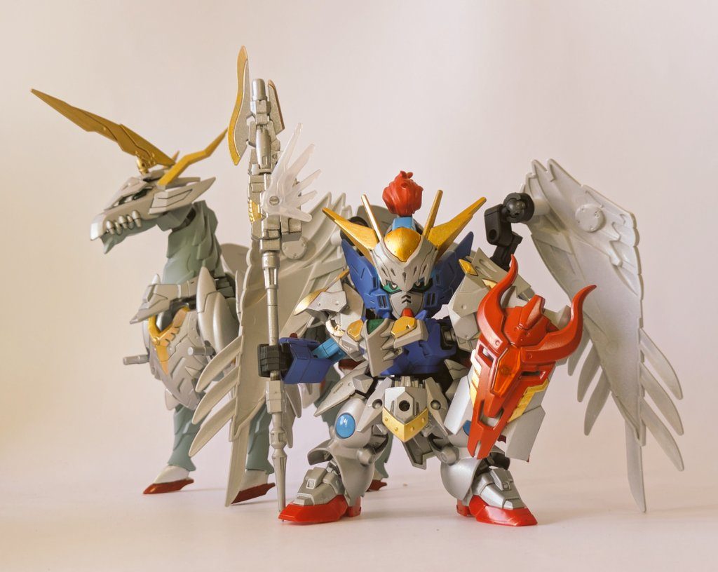 アークナイトウイングガンダム大いなる厄災より人々を救うと言われる「方舟騎士団」の一人天駆ける竜馬シルヴァリオスに乗り、雷鳴と共に戦場を駆け抜ける