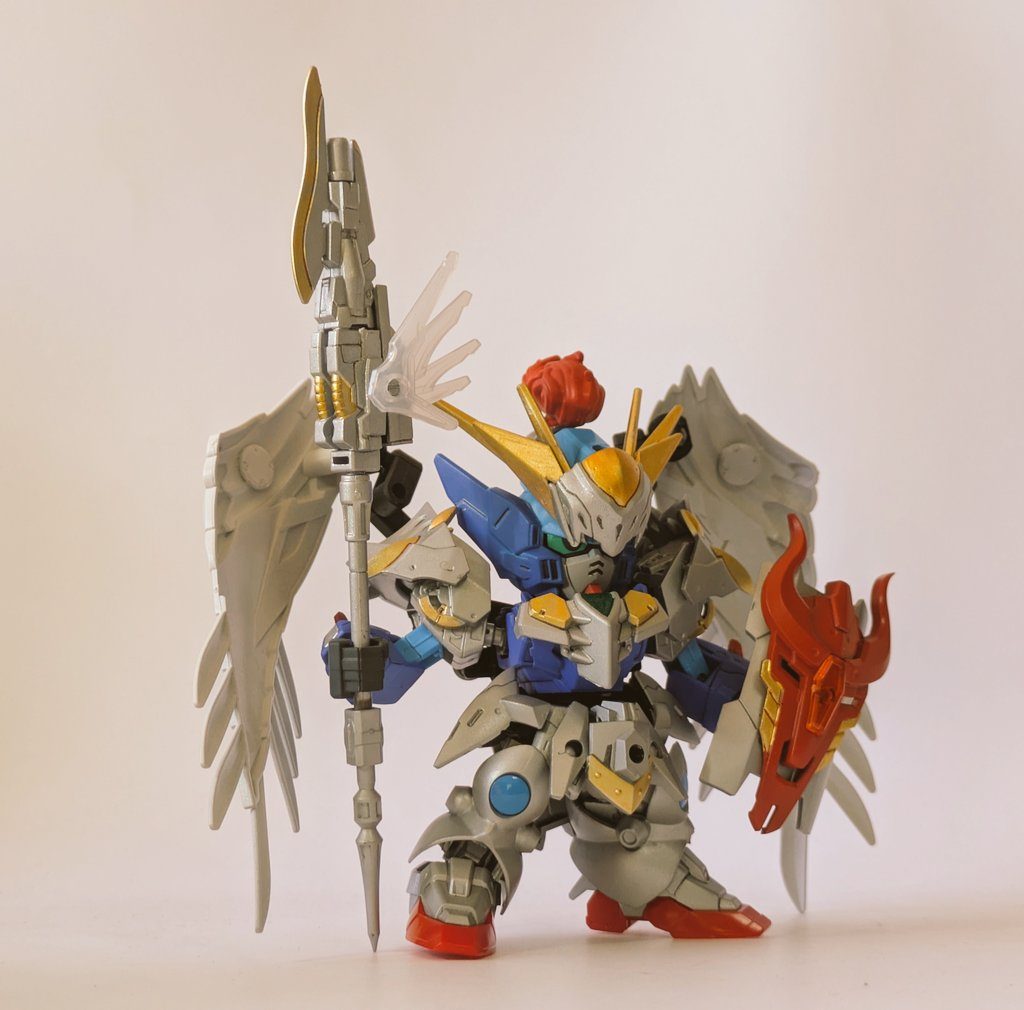 ウイングガンダムの持つ槍、聖槍バスターランスは天地を貫く程の力を秘めた神器である(現在は封印がされており、真の力は発揮出来ない)自らの羽を使い空を飛ぶ事が可能