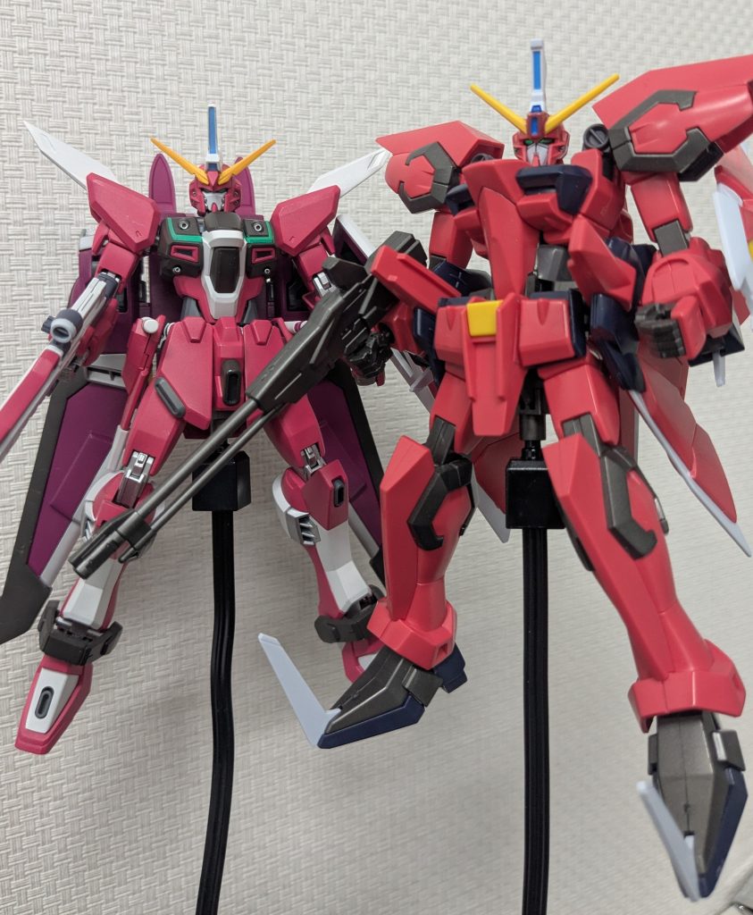 以前作った1/144イージスと並べてみました!古いキットですが可動域が広く最近のキットに見劣りしませんね!