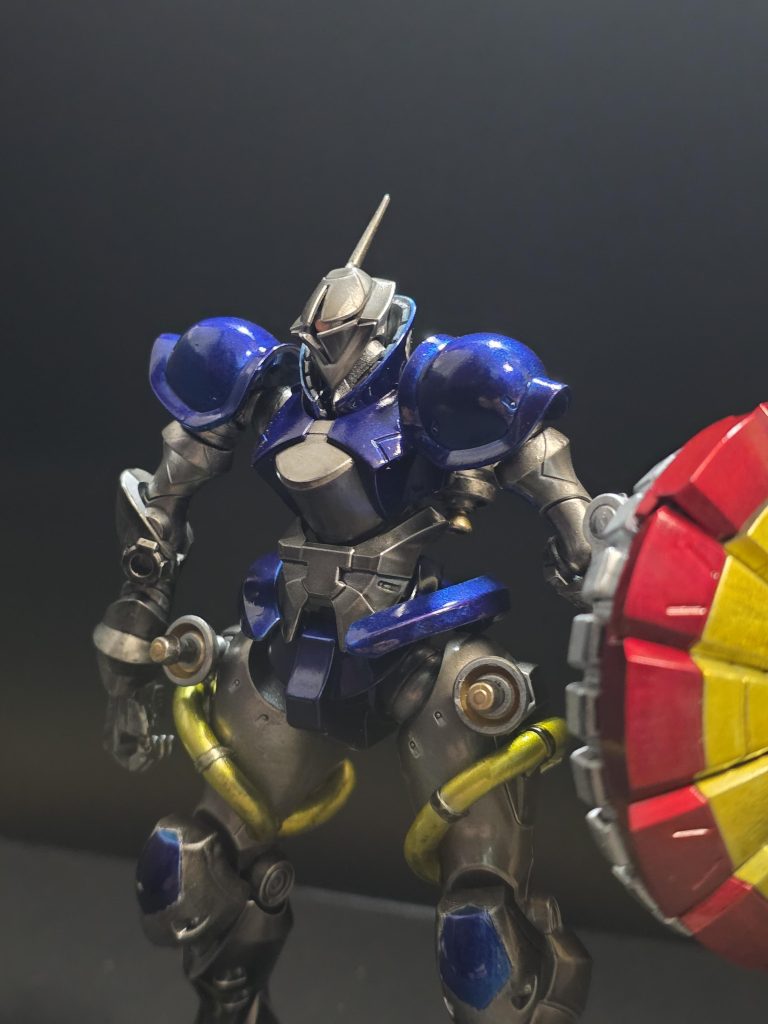 頭部は十字モノアイには変わりはないが、YMS-15ではどっか締まりがない、というか、のぺ～っとした印象だったのが一回り小さくなってより精悍な印象に。