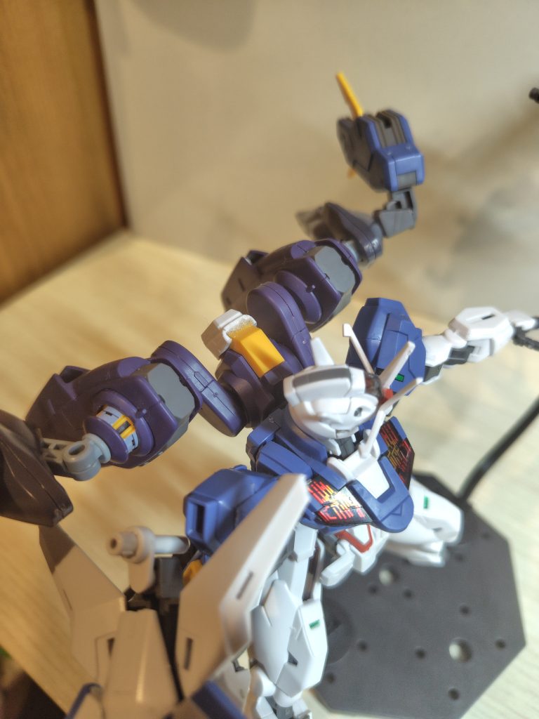 後ろはこうなっててプラスチック専用のボンドで無理やりくっつけただけなんですよね