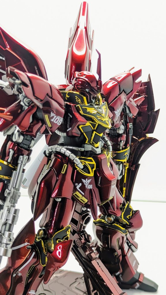 少しアップで。このキット自体はお気に入りですが、RGはシナンジュに限らず軒並みポロリ地獄ですね。触っていると常につま先やら膝アーマーやら前腕やら盾やらあらゆる所がポロリするのでなるべく動かしたくないです。