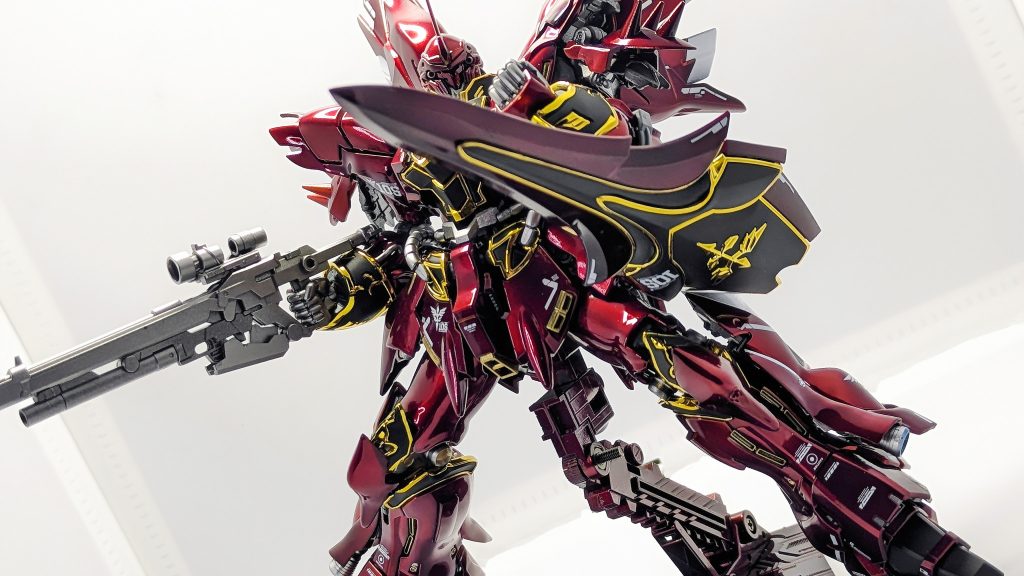 こちらはHGUCのパケ絵風。今回は下地をスターブライトブラス、赤はGXディープクリアレッドを選択しました。あとあと塗料の買い足しに行った時に見つけた、GXクリアルージュとかいう塗料がドンピシャだったのでそっちにすればよかったと後悔