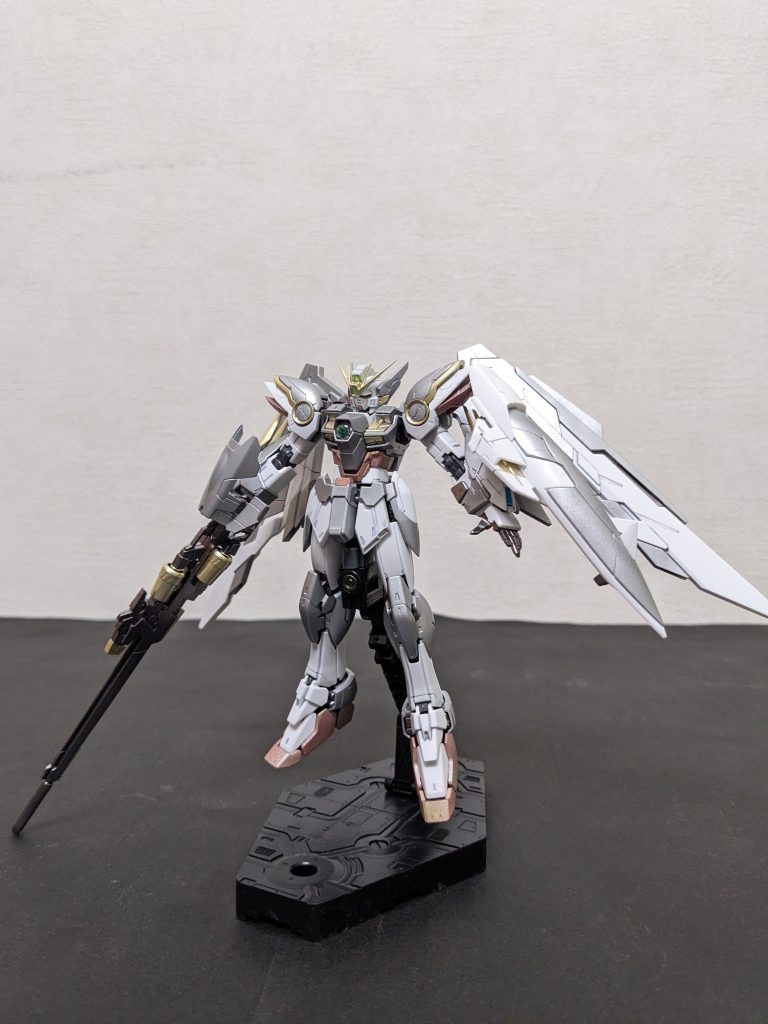 寝かせといて正解❓元々、コロナ禍以前の2019年にパチ組したのを、春開催のウイングコンの弾にするために解体、さて塗装&再組立・・・と思ってた矢先、公私ともに一気にバタバタし始め、コンテスト期間終了・・・😢しばらく寝かせてたら、今度はアナザーコン開催のお知らせ😆‼️やっと日の目を見ることになりました😁‼️ちなみに、塗装にかかる直前まではピンク系をメインとしたオリジナルカラーにするつもりでしたが、ガンダムW30thの「ゼロクロークドカスタム」が発表となり、「カッコ良すぎ😆‼️あっ、そう言えば👏❗」と言うことでコイツをその方向性で仕上げることにしました😉紆余曲折ありつつ、結果オーライ👍かなと‼️