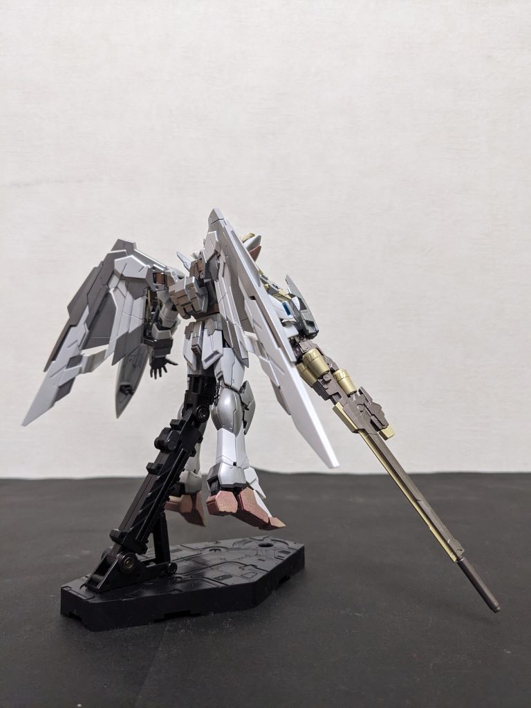 スタンド必須😅ハッキリ言って・・・立ちません💦‼️使用カラーは、ライトグレーっぽいところはシャインシルバー下地の上からガンダムシルバー、この機体最大の特色であるブラウンっぽい箇所は、シャアピンク2の上からホロイエロー吹きました。