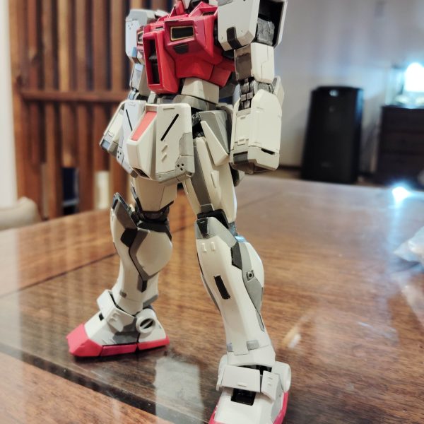 閲覧ありがとうございます！先日のジムコマンドの続きです！全身を基本色でスプレー塗装して、さらに筆塗りで色分けしていました久しぶりに組み上げたので投稿します塗り分け大変！こんなにスジ彫りしたのは失敗だったんでしょうか？でも、なんかカッコよくなってきました少々のはみ出しムラはありますが、これからまだまだ修正していきます今日はここまでです（2枚目）