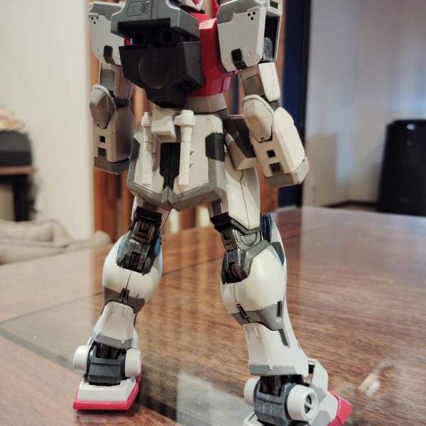 閲覧ありがとうございます！先日のジムコマンドの続きです！全身を基本色でスプレー塗装して、さらに筆塗りで色分けしていました久しぶりに組み上げたので投稿します塗り分け大変！こんなにスジ彫りしたのは失敗だったんでしょうか？でも、なんかカッコよくなってきました少々のはみ出しムラはありますが、これからまだまだ修正していきます今日はここまでです（3枚目）