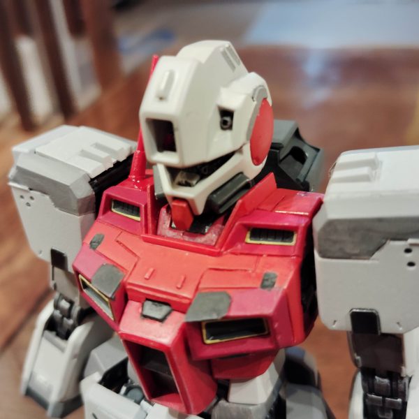 閲覧ありがとうございます！先日のジムコマンドの続きです！全身を基本色でスプレー塗装して、さらに筆塗りで色分けしていました久しぶりに組み上げたので投稿します塗り分け大変！こんなにスジ彫りしたのは失敗だったんでしょうか？でも、なんかカッコよくなってきました少々のはみ出しムラはありますが、これからまだまだ修正していきます今日はここまでです（4枚目）