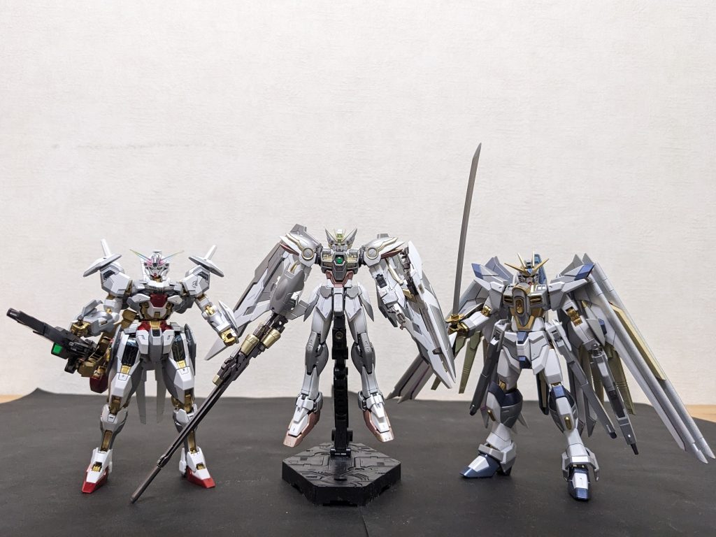 ガンダムシルバー三銃士😆‼️「ガンダムシルバーをライトグレー見立て、メイン使用」も、もう３作目。我ながら、目の付け所は悪くないかな、と😉いつかユニコーンでもやってみたいです😉