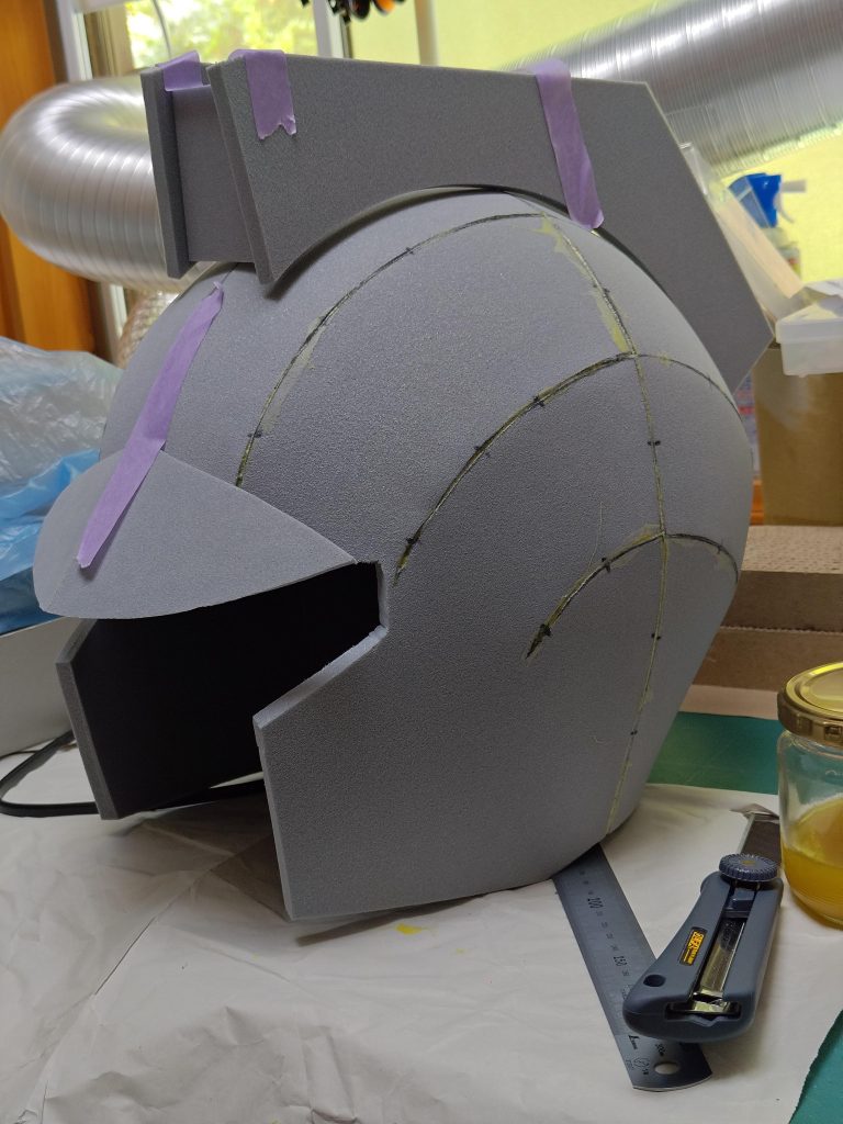 最初は頭からしかしこんな大きさのものどうやって作るんだ…と思っていたところガワコスなるものを発見サンペルカという素材で皆様いろいろ作られていたので私もチャレンジしてみました。目の部分は試験勉強でお世話になった赤いクリアー下敷きで作ったので人が被っても視界は良好。