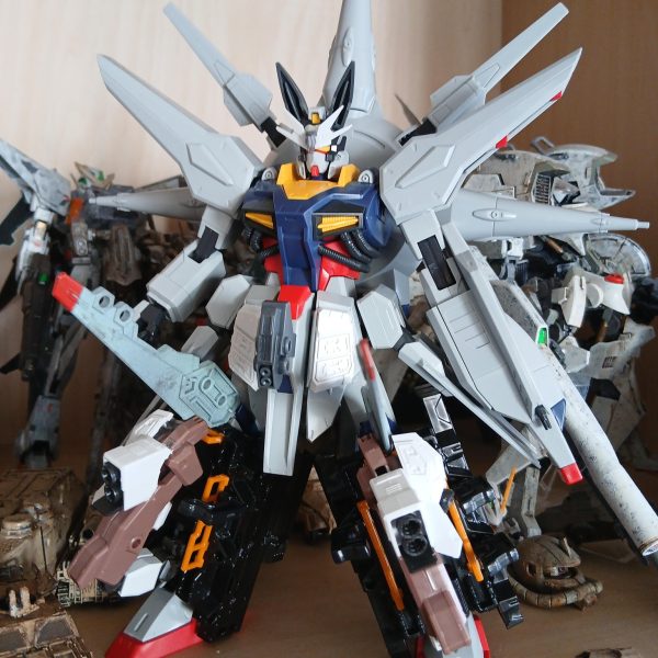 1   腕の軸を切り落としました、バチコーン‼️2   段差を平らにヤスリがけ3   マスキングテープで型取り、切り出し4   1mmプラ板を3枚づつ重ねて接着、5   肩位置を20mm上に移動、3mmづつ幅増し本体に軸打ちして接着、完成⁉️コレ、何色にしたらカッコイイのかわからんラスボス感て一体………え〜、現場からは以上です（7枚目）