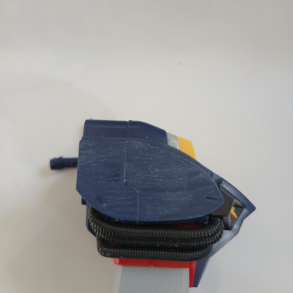 1   腕の軸を切り落としました、バチコーン‼️2   段差を平らにヤスリがけ3   マスキングテープで型取り、切り出し4   1mmプラ板を3枚づつ重ねて接着、5   肩位置を20mm上に移動、3mmづつ幅増し本体に軸打ちして接着、完成⁉️コレ、何色にしたらカッコイイのかわからんラスボス感て一体………え〜、現場からは以上です（2枚目）