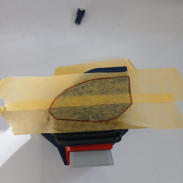 1   腕の軸を切り落としました、バチコーン‼️2   段差を平らにヤスリがけ3   マスキングテープで型取り、切り出し4   1mmプラ板を3枚づつ重ねて接着、5   肩位置を20mm上に移動、3mmづつ幅増し本体に軸打ちして接着、完成⁉️コレ、何色にしたらカッコイイのかわからんラスボス感て一体………え〜、現場からは以上です（4枚目）