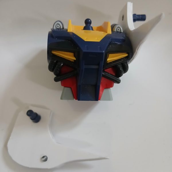 1   腕の軸を切り落としました、バチコーン‼️2   段差を平らにヤスリがけ3   マスキングテープで型取り、切り出し4   1mmプラ板を3枚づつ重ねて接着、5   肩位置を20mm上に移動、3mmづつ幅増し本体に軸打ちして接着、完成⁉️コレ、何色にしたらカッコイイのかわからんラスボス感て一体………え〜、現場からは以上です（5枚目）