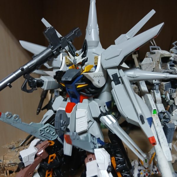 1   腕の軸を切り落としました、バチコーン‼️2   段差を平らにヤスリがけ3   マスキングテープで型取り、切り出し4   1mmプラ板を3枚づつ重ねて接着、5   肩位置を20mm上に移動、3mmづつ幅増し本体に軸打ちして接着、完成⁉️コレ、何色にしたらカッコイイのかわからんラスボス感て一体………え〜、現場からは以上です（6枚目）