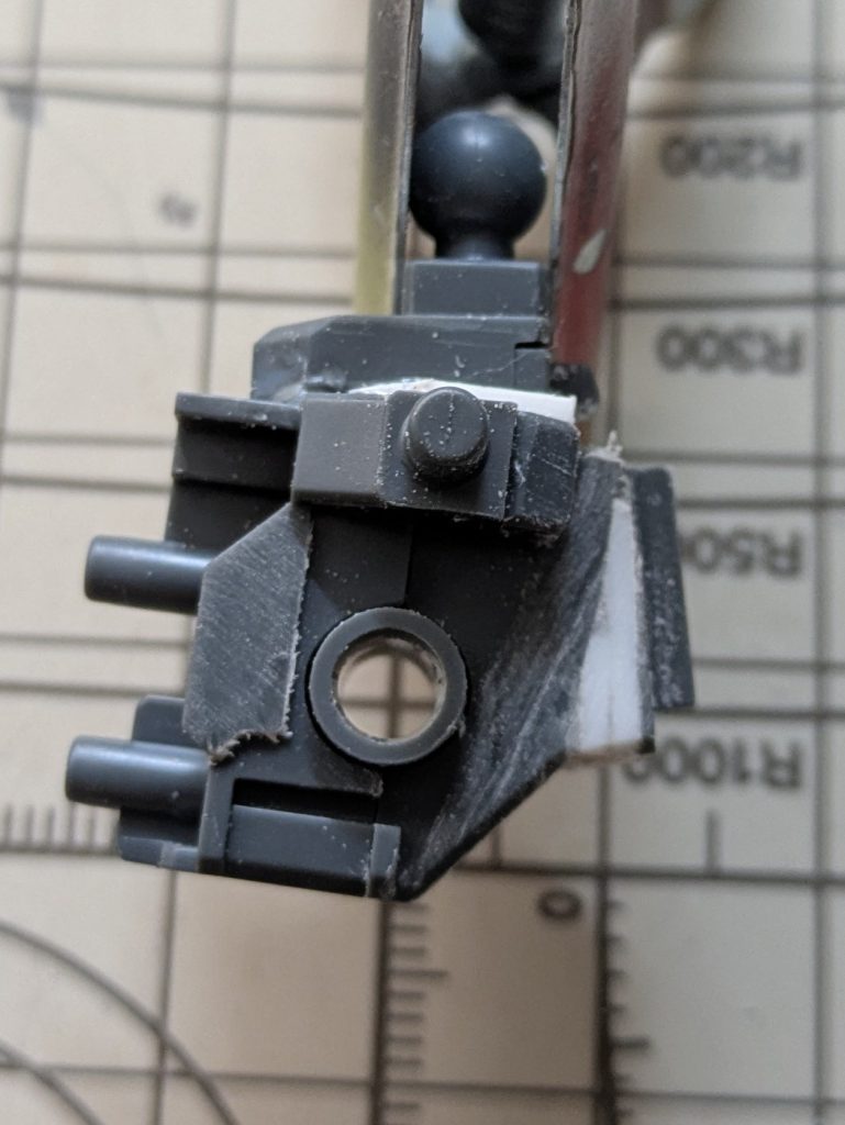 腰ブロックの改修。腰を入れるとリアスカートが下がるので、基部で角度調整。