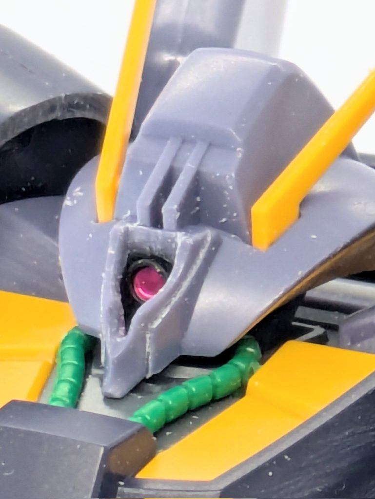 アタマの黄色いパーツにモノアイを取り付け。